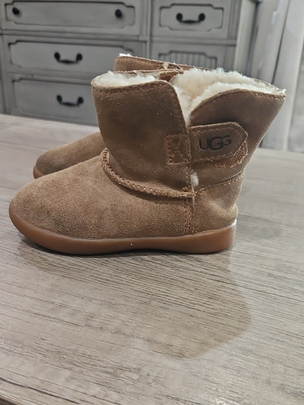 UGG Keelan II Kids Chestnut Suede Short Boots size 6